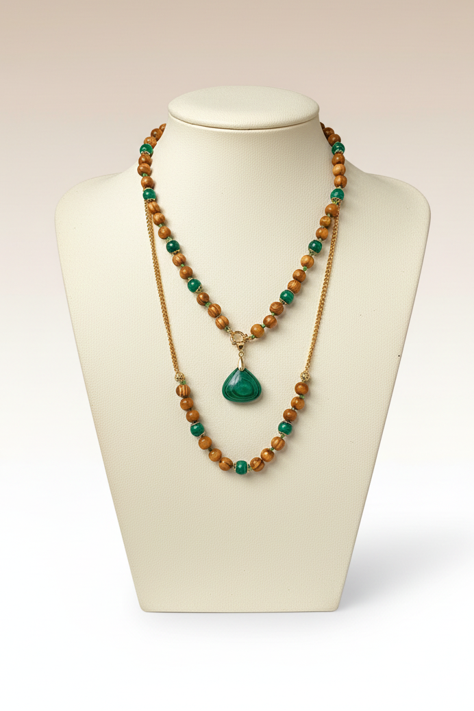 collier malachite et perles de bois

collier artisanal en pierre naturelle

collier duo à porter seul ou en superposition

collier malachite pendentif

bijou en acier inoxydable doré

collier féminin bohème chic

idée cadeau collier pierre naturelle