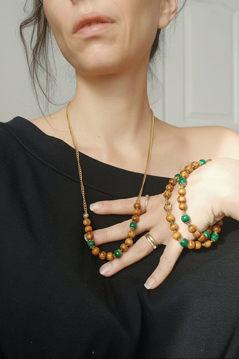 collier malachite et perles de bois

collier artisanal en pierre naturelle

collier duo à porter seul ou en superposition

collier malachite pendentif

bijou en acier inoxydable doré

collier féminin bohème chic

idée cadeau collier pierre naturelle