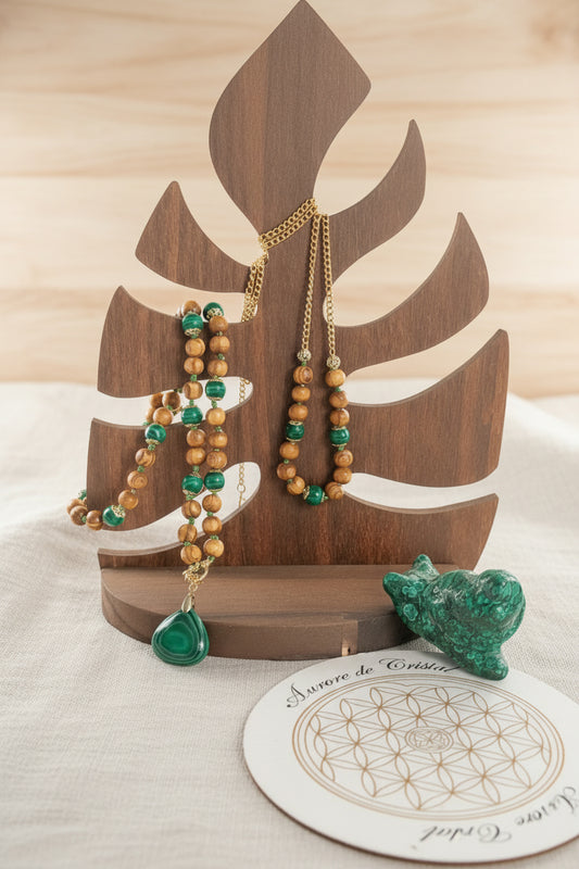 collier malachite et perles de bois

collier artisanal en pierre naturelle

collier duo à porter seul ou en superposition

collier malachite pendentif

bijou en acier inoxydable doré

collier féminin bohème chic

idée cadeau collier pierre naturelle