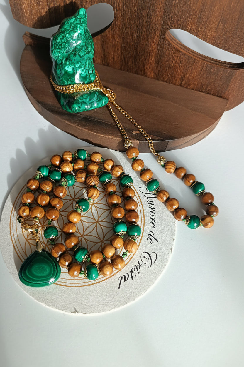 collier malachite et perles de bois

collier artisanal en pierre naturelle

collier duo à porter seul ou en superposition

collier malachite pendentif

bijou en acier inoxydable doré

collier féminin bohème chic

idée cadeau collier pierre naturelle