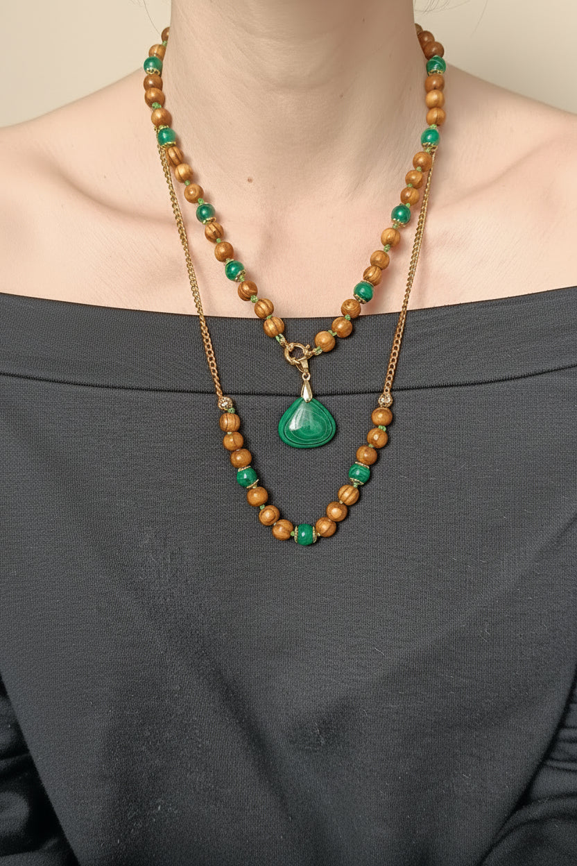 collier malachite et perles de bois

collier artisanal en pierre naturelle

collier duo à porter seul ou en superposition

collier malachite pendentif

bijou en acier inoxydable doré

collier féminin bohème chic

idée cadeau collier pierre naturelle