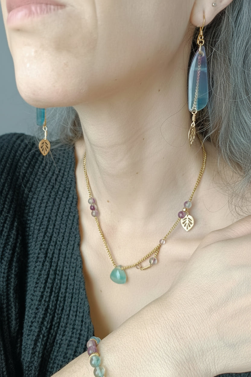 collier fluorite, perles en fluorite, pendentif plaqué or, bijou pierre naturelle, collier élégant, bijou lumineux, style bohème chic, collier femme, pierre fluorite, accessoire raffiné, cadeau femme, bijou quotidien, collier tendance, énergie des pierres, bijou coloré