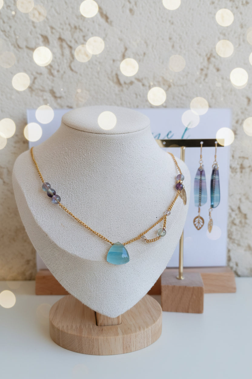 collier fluorite, perles en fluorite, pendentif plaqué or, bijou pierre naturelle, collier élégant, bijou lumineux, style bohème chic, collier femme, pierre fluorite, accessoire raffiné, cadeau femme, bijou quotidien, collier tendance, énergie des pierres, bijou coloré