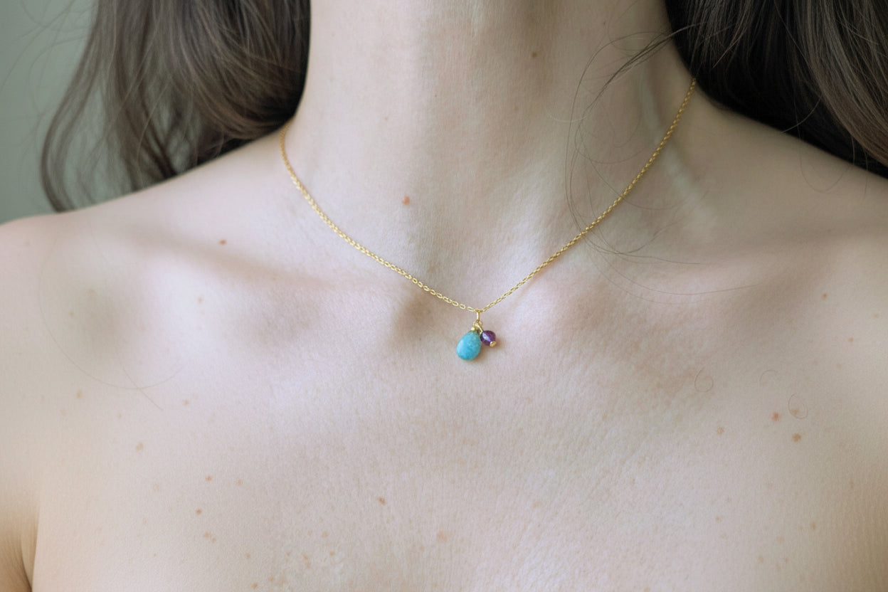 Collier Minéa en chaîne plaqué or avec mini pendentif composé d’une pierre d’amazonite et d’une perle d’améthyste facettée, bijou fin et minimaliste auroredecristal