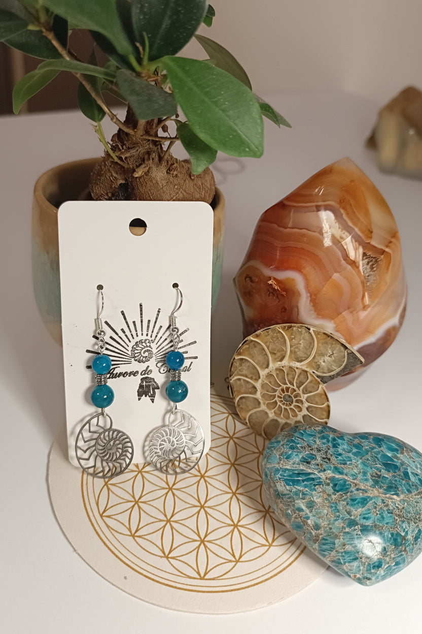 Boucles d’oreilles en acier inoxydable hypoallergénique doré ou argenté avec pendentif ammonite et pierre naturelle apatite ou cornaline auroredecristal