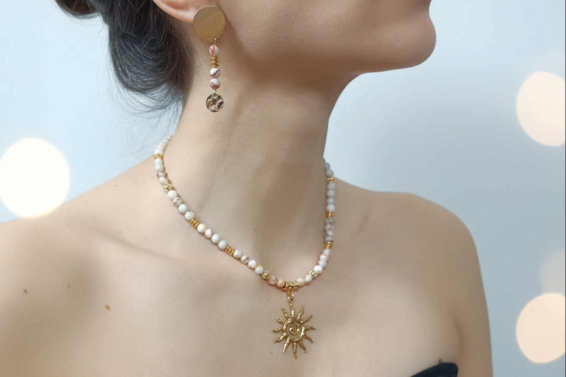 parure bijoux, collier et boucles d’oreilles, jaspe netsone, acier inoxydable doré, bijou soleil, parure femme, bijoux naturels, pierre naturelle, style solaire, bijou élégant, cadeau femme, parure bohème chic, bijoux hypoallergéniques, bijou lumineux, accessoire quotidien
