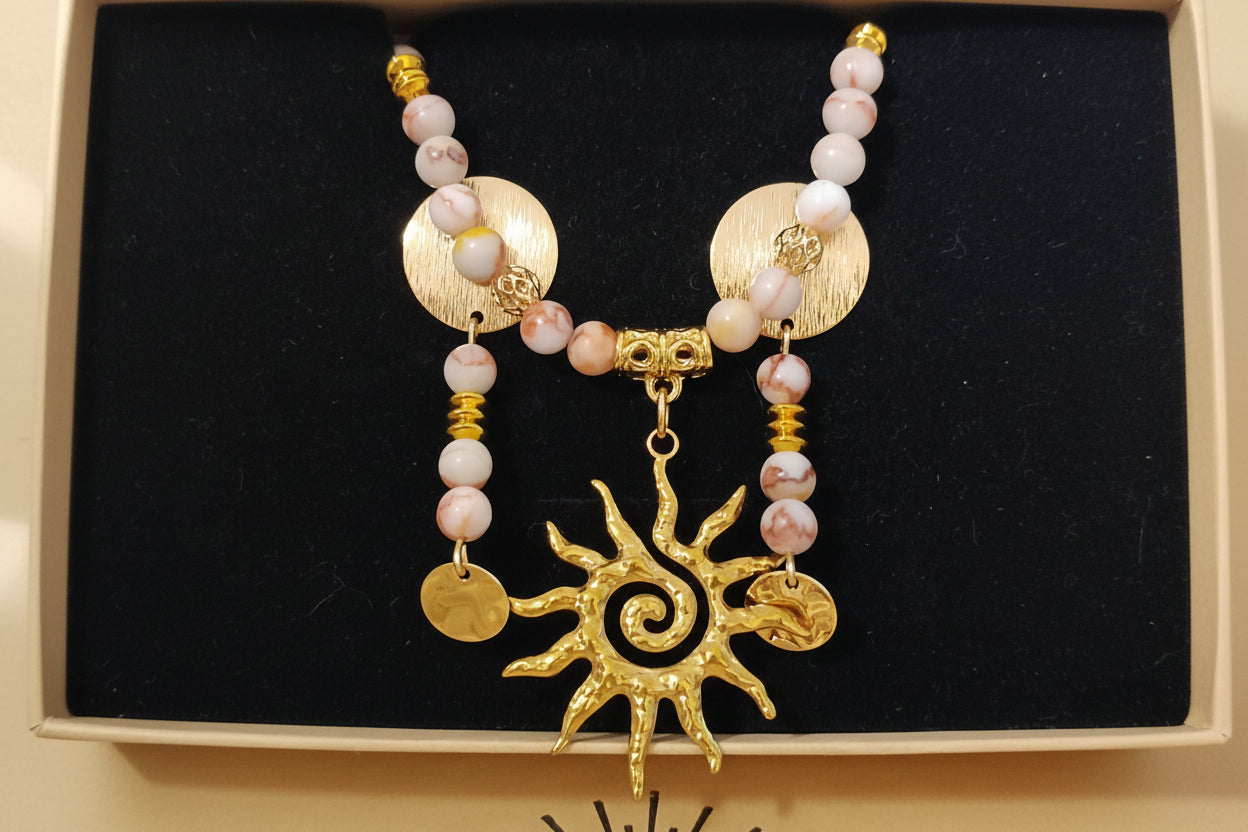 parure bijoux, collier et boucles d’oreilles, jaspe netsone, acier inoxydable doré, bijou soleil, parure femme, bijoux naturels, pierre naturelle, style solaire, bijou élégant, cadeau femme, parure bohème chic, bijoux hypoallergéniques, bijou lumineux, accessoire quotidien