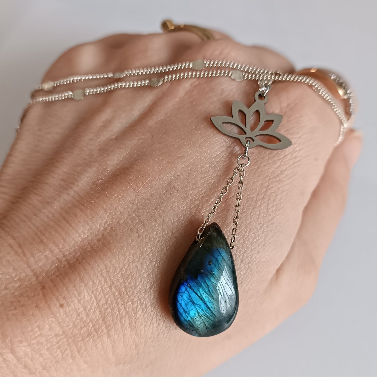 pendentif labradorite_legende_auroredecristal_lithotherapie lotus