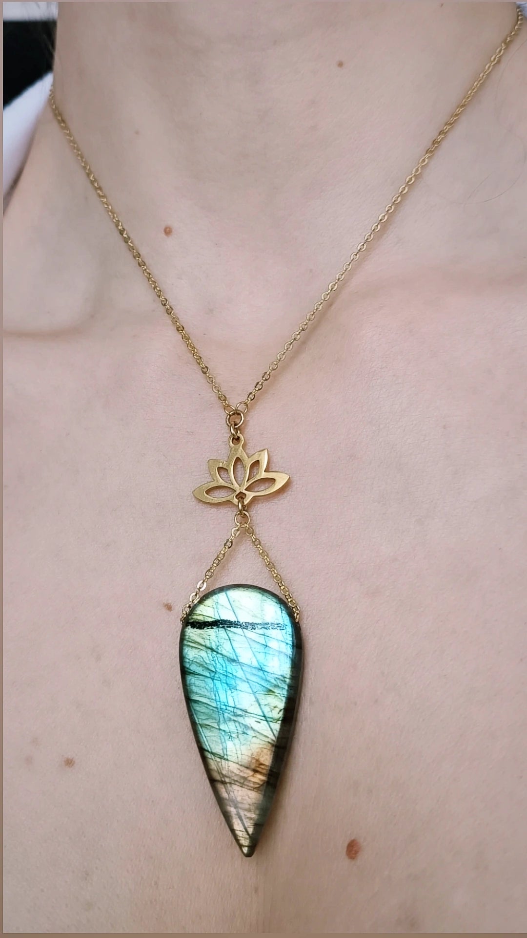 pendentif_labradorite_legende_auroredecristal_lithotherapie_lotus_dor_acier_inoxydable mordoré