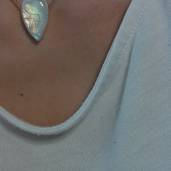 Pendentif_Pierre_de_lune_naturelle_reflets_incroyables_lithotherapie_aurore_de_cristal_intuition