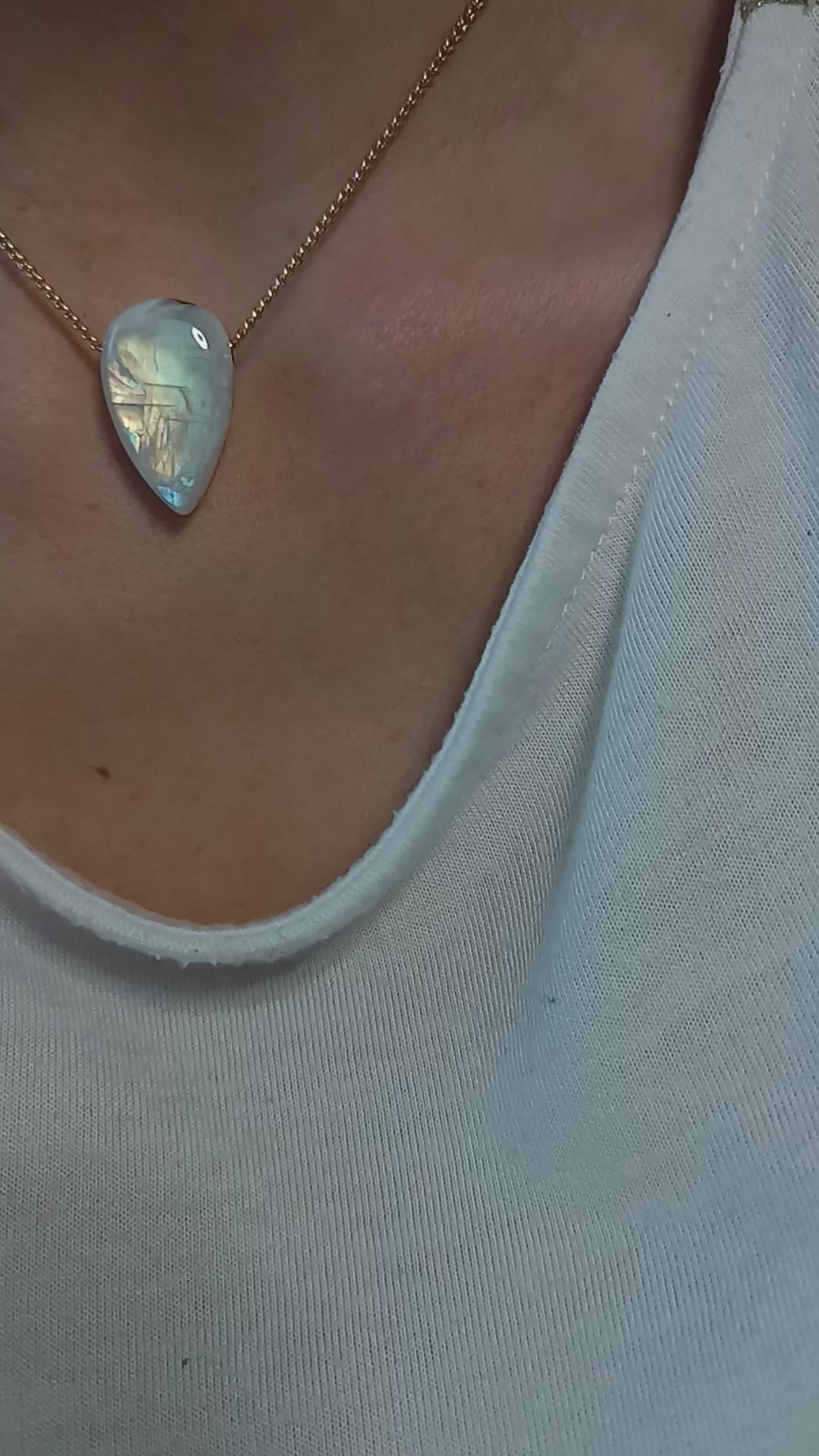 Pendentif_Pierre_de_lune_naturelle_reflets_incroyables_lithotherapie_aurore_de_cristal_intuition